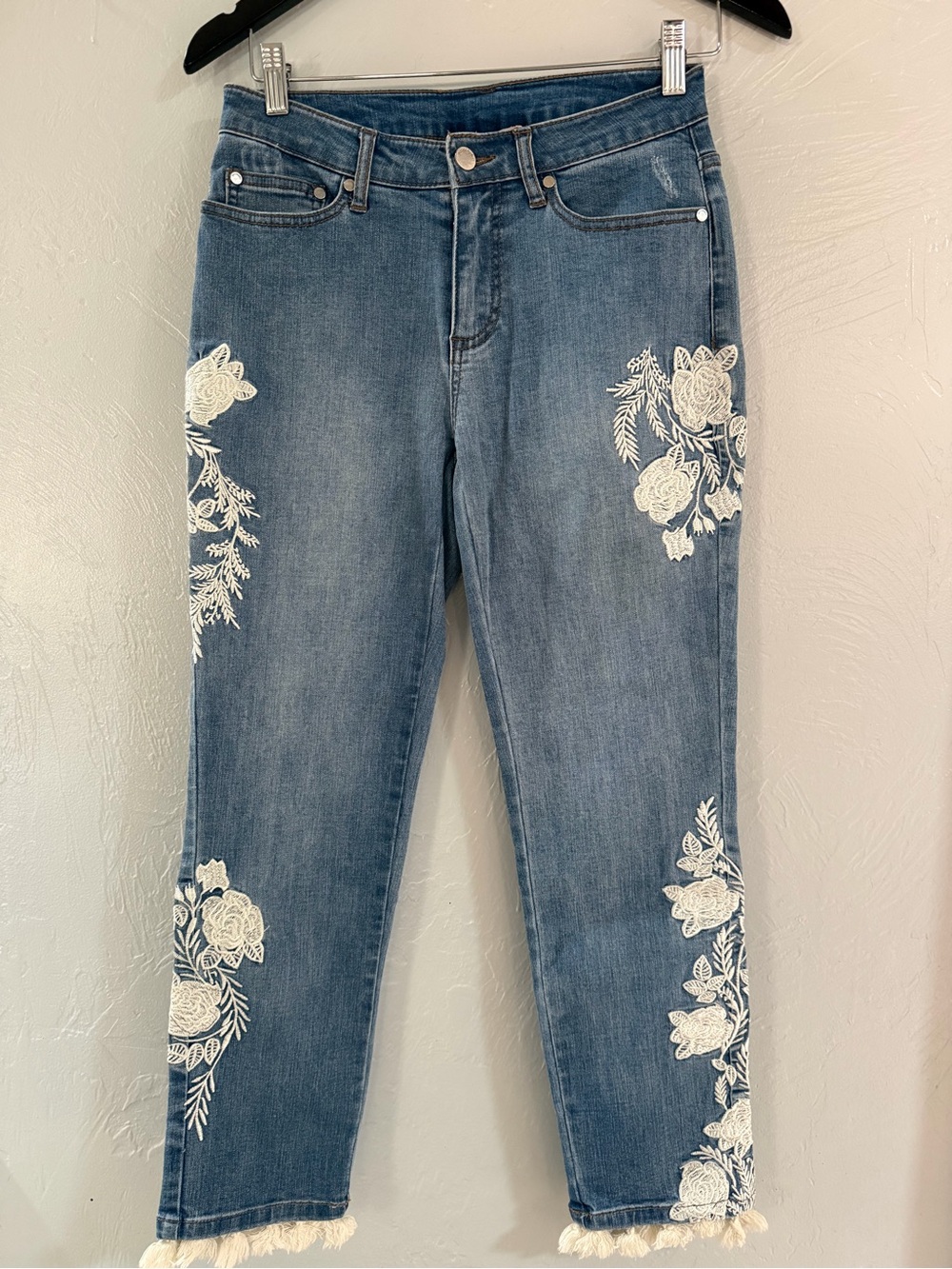 Philosophy Embroidered Floral Jeans – Size 2– Cropped Stretch Denim w/Fringe Hem